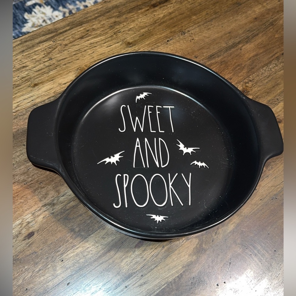 Sale NWT Rae Dunn Halloween SWEET & SPOOKY Ceramic Black Round Baking Dish w/Bat